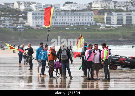 Les préparatifs de la course le 5ème prb mis à l'équipage à partir de début s'apprête à commencer la course de bateaux gonflables Mer Plage de Fistral Newquay Cornwall Banque D'Images