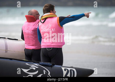 Le 5ème prb mis à l'épreuve ; préparation ; départ ; démarrage ; les équipages se préparent à démarrer ; mer ; course de bateaux gonflables ; plage de Fistral, Newquay, Cornwall Banque D'Images