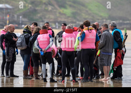 - Le 5ème prb mis à l'un d'exposé sur la sécurité puisque les équipages s'apprêtent à commencer la course. La plage de Fistral, Newquay Banque D'Images