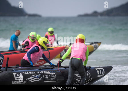 Les préparatifs de la course le 5ème prb mis à l'équipage à partir de début s'apprête à commencer la course de bateaux gonflables Mer Plage de Fistral Newquay Cornwall Banque D'Images