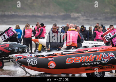 Les préparatifs de la course le 5ème prb mis à l'équipage à partir de début s'apprête à commencer la course de bateaux gonflables Mer Plage de Fistral Newquay Cornwall Banque D'Images