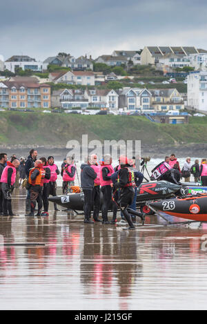 Le 5ème prb mis à l'UK les préparatifs de la course à partir de début d'équipage s'apprête à lancer des équipes de course de bateaux gonflables mer rassemblement à la ligne de départ Banque D'Images