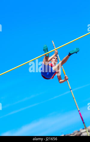 Outdooor les jeunes adultes de sexe masculin à la perche concours tenu le 22 avril 2017 sur le stade d'athlétisme TACI à Santa Cruz de Tenerife city Banque D'Images