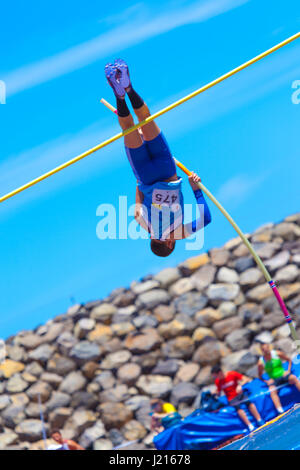 Outdooor les jeunes adultes de sexe masculin à la perche concours tenu le 22 avril 2017 sur le stade d'athlétisme TACI à Santa Cruz de Tenerife city Banque D'Images