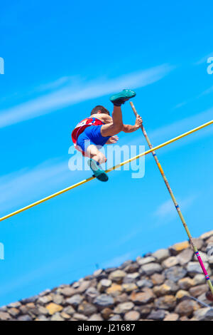 Outdooor les jeunes adultes de sexe masculin à la perche concours tenu le 22 avril 2017 sur le stade d'athlétisme TACI à Santa Cruz de Tenerife city Banque D'Images