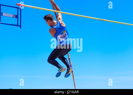 Outdooor les jeunes adultes de sexe masculin à la perche concours tenu le 22 avril 2017 sur le stade d'athlétisme TACI à Santa Cruz de Tenerife city Banque D'Images