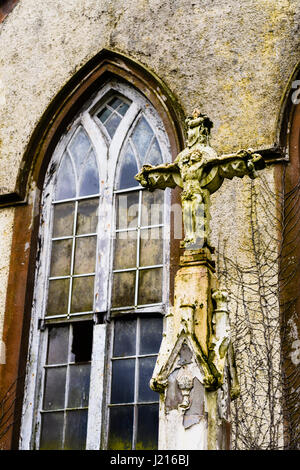 Crucifix à l'extérieur une ancienne église catholique romaine Banque D'Images