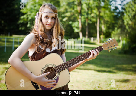 Le portrait d'une jeune fille de race blanche avec sa guitare Banque D'Images