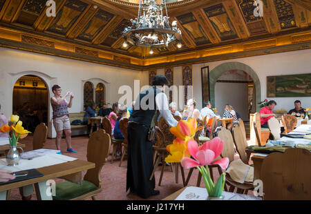 La Brasserie Forst Restaurant est situé le long de la route menant à la Val Venosta, Merano, Bolzano, Italie du nord. Banque D'Images