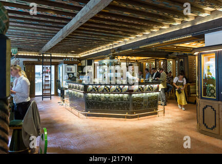 La Brasserie Forst Restaurant est situé le long de la route menant à la Val Venosta, Merano, Bolzano, Italie du nord. Banque D'Images