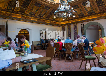 La Brasserie Forst Restaurant est situé le long de la route menant à la Val Venosta, Merano, Bolzano, Italie du nord. Banque D'Images