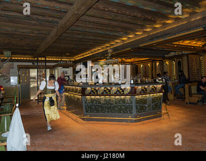 La Brasserie Forst Restaurant est situé le long de la route menant à la Val Venosta, Merano, Bolzano, Italie du nord. Banque D'Images