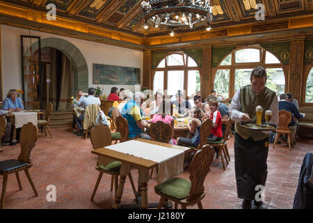 La Brasserie Forst Restaurant est situé le long de la route menant à la Val Venosta dans le magnifique bassin d'Meranian.le Tyrol du Sud, Italie du nord. Banque D'Images