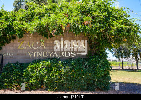 La végétation luxuriante et emmêlées submerge le panneau d'entrée à l'événement Zaca Mesa vignobles de Santa Ynez Valley Wine Country en Californie du Sud Banque D'Images