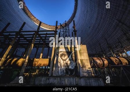 Graffiti dans la tour de refroidissement de centrale nucléaire de Tchernobyl dans la zone d'aliénation autour de la catastrophe du réacteur nucléaire en Ukraine Banque D'Images