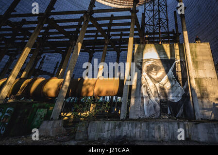 Graffiti dans la tour de refroidissement de centrale nucléaire de Tchernobyl dans la zone d'aliénation autour de la catastrophe du réacteur nucléaire en Ukraine Banque D'Images