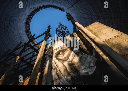 Graffiti dans la tour de refroidissement de centrale nucléaire de Tchernobyl dans la zone d'aliénation autour de la catastrophe du réacteur nucléaire en Ukraine Banque D'Images