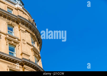 Un bâtiment que vu d'en bas contre un brillant ciel bleu, London, England, UK Banque D'Images