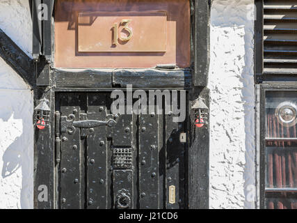 Une très vieille porte extérieure sur un immeuble à Londres, Angleterre Royaume-uni Banque D'Images