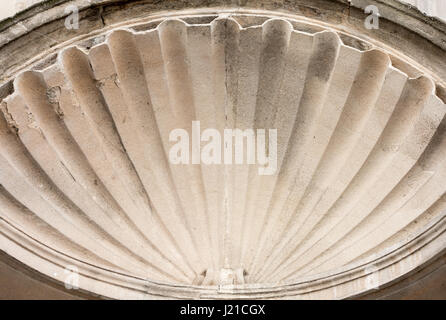 Détail d'un élément architectural en forme d'un shell à Londres, Angleterre, RU Banque D'Images