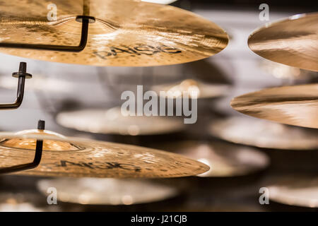 Un ensemble de cymbales dans un magasin de musique au Royaume-Uni Banque D'Images