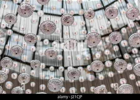 Des centaines de petites lumières qui pendent du plafond Banque D'Images