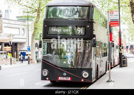 London bus à impériale noir on city Street à Londres Banque D'Images