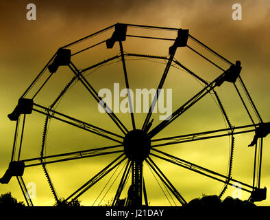 Grande roue au cours de l'heure d'or Banque D'Images