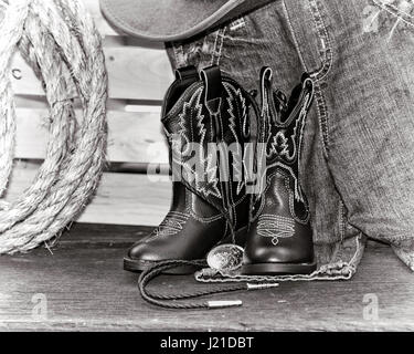 Bottes de cow-boy avec Bolo Tie assis sur un blue-jean Banque D'Images