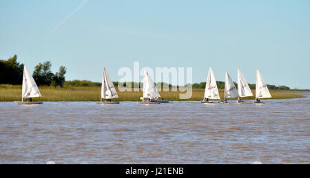 BUENOS AIRES, ARGENTINE - 23 avril 2017 : Les enfants de la voile sur les bateaux à Rio de la Plata à Buenos Aires, Argentine Banque D'Images