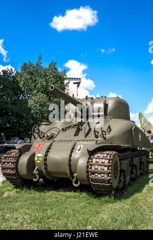 American M4 Sherman tank moyen devant le Musée de l'armée polonaise - Varsovie, Pologne Banque D'Images