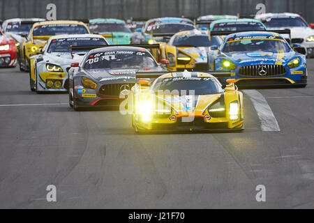 Nuerburg, Allemagne. Apr 23, 2017. Le CGS003C de l'équipe Traum Motorsport mène le domaine pendant la course de qualification pour l'ADAC Zurich course de 24 heures à la piste de course du Nurburgring en Allemagne, Nuerburg, 23 avril 2017. Photo : Thomas Frey/dpa/Alamy Live News Banque D'Images