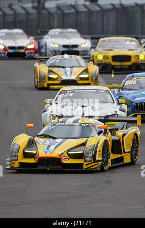 Nuerburg, Allemagne. Apr 23, 2017. Le CGS003C de l'équipe Traum Motorsport mène le domaine pendant la course de qualification pour l'ADAC Zurich course de 24 heures à la piste de course du Nurburgring en Allemagne, Nuerburg, 23 avril 2017. Photo : Thomas Frey/dpa/Alamy Live News Banque D'Images