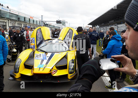 Nuerburg, Allemagne. Apr 23, 2017. Le CGS003C de l'équipe Traum Motorsport, photographiés avant le début la course de qualification pour l'ADAC Zurich course de 24 heures à la piste de course du Nurburgring en Allemagne, Nuerburg, 23 avril 2017. Photo : Thomas Frey/dpa/Alamy Live News Banque D'Images