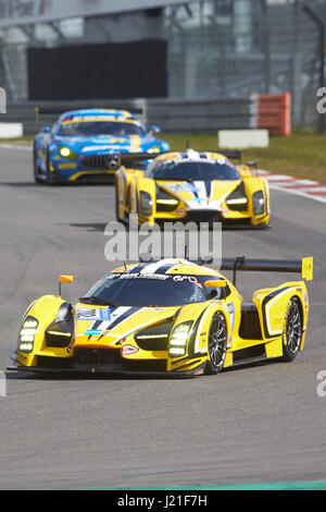 Nuerburg, Allemagne. Apr 23, 2017. Le CGS003C de l'équipe Traum Motorsport mène le domaine pendant la course de qualification pour l'ADAC Zurich course de 24 heures à la piste de course du Nurburgring en Allemagne, Nuerburg, 23 avril 2017. Photo : Thomas Frey/dpa/Alamy Live News Banque D'Images