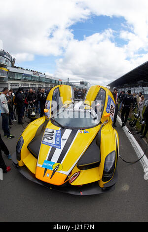 Nuerburg, Allemagne. Apr 23, 2017. Le CGS003C de l'équipe Traum Motorsport, photographiés avant le début la course de qualification pour l'ADAC Zurich course de 24 heures à la piste de course du Nurburgring en Allemagne, Nuerburg, 23 avril 2017. Photo : Thomas Frey/dpa/Alamy Live News Banque D'Images