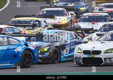 Nuerburg, Allemagne. Apr 23, 2017. Vue de la course de qualification pour l'ADAC Zurich course de 24 heures à la piste de course du Nurburgring en Allemagne, Nuerburg, 23 avril 2017. Photo : Thomas Frey/dpa/Alamy Live News Banque D'Images