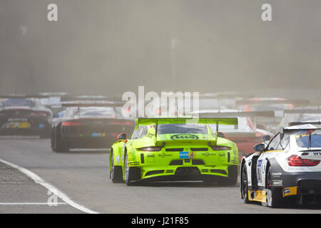 Nuerburg, Allemagne. Apr 23, 2017. Vue de la course de qualification pour l'ADAC Zurich course de 24 heures à la piste de course du Nurburgring en Allemagne, Nuerburg, 23 avril 2017. Photo : Thomas Frey/dpa/Alamy Live News Banque D'Images