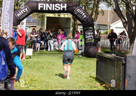 Boofzheim, Wrexham, Royaume-Uni. 23 avril, 2017. Le week-end le temps était parfait pour les triathlètes de tout le nord ouest de la concurrence sur le triathlon annuel à Chirk organisé par le Club de triathlon Wrecsam. Photo : Alamy/Pimborough Live News. Banque D'Images