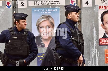 Paris, France. Apr 23, 2017. Monter la garde de la police au cours de l'élection présidentielle française de Paris, France, le 23 avril 2017. Des millions d'électeurs français ont commencé à exprimer leur voix au premier tour de l'élection présidentielle de dimanche matin au milieu d'une atmosphère d'incertitude. Crédit : Li Genxing/Xinhua/Alamy Live News Banque D'Images