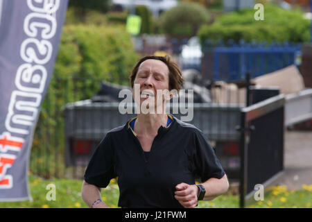 Boofzheim, Wrexham, Royaume-Uni. 23 avril, 2017. Le week-end le temps était parfait pour les triathlètes de tout le nord ouest de la concurrence sur le triathlon annuel à Chirk organisé par le Club de triathlon Wrecsam. Photo : Alamy/Pimborough Live News. Banque D'Images