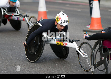 Londres, Royaume-Uni. 23 avril, 2017. Manuela Schar gagnant du T53/T54 women's Virgin Money Marathon de Londres 2017, l'Autoroute, Londres, Royaume-Uni. 23 avril 2017. Crédit : Simon Balson/Alamy Live News Banque D'Images