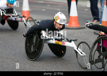 Londres, Royaume-Uni. 23 avril, 2017. Manuela Schar gagnant du T53/T54 women's Virgin Money Marathon de Londres 2017, l'Autoroute, Londres, Royaume-Uni. 23 avril 2017. Crédit : Simon Balson/Alamy Live News Banque D'Images