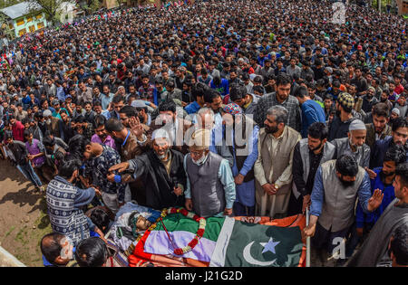 23 avril 2017 - Patrigam, Jammu-et-Cachemire, l'Inde - les musulmans du Cachemire offrent des prières funéraires en face le corps de Younis Maqbool Ganie, un pro-Cachemire rebel tués lors d'une fusillade avec les forces du gouvernement indien, au cours de ses funérailles, le 23 avril 2017 dans Patrigam 25 km (15 milles) à l'ouest de Srinagar, la capitale d'été du Cachemire indien, l'Inde. Des milliers de musulmans du Cachemire ont assisté aux funérailles de Ganie, un pro de rebelles cachemiriens de Lashkar-e-Taiba (Armée des justes), l'un des plus grands et des plus actifs de l'organisation militante en exploitation sous contrôle indien Le Kashm Banque D'Images