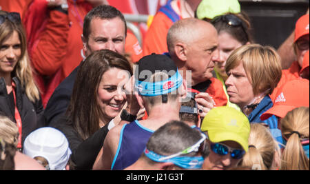 Londres, Royaume-Uni. 23 avril, 2017.Son Altesse Royale la duchesse de Cambridge, Catherine distribue des médailles lors de la finale à la Vierge de l'argent Crédit Marathon : Ian Davidson/Alamy Live News Banque D'Images