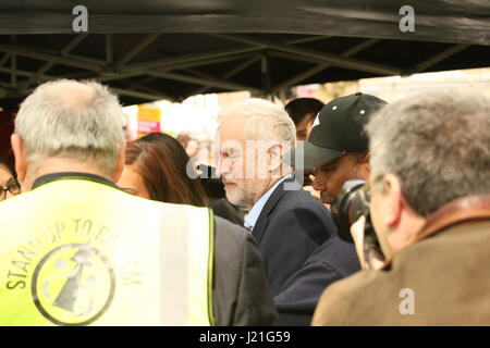 Londres, Royaume-Uni. 23 avril, 2017. La chef du Parti du travail, Jeremy Corbyn est aidé par la foule pendant qu'il part après avoir pris la parole lors d'un événement 'Celebration' Diversité Haringey. Il a été organisée pour marquer le 40e anniversaire d'une protestation qui a bloqué le Front National dans la région. Roland Ravenhill/ Alamy Live News Banque D'Images