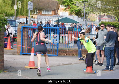 Boofzheim, Wrexham, Royaume-Uni. 23 avril, 2017. Le week-end le temps était parfait pour les triathlètes de tout le nord ouest de la concurrence sur le triathlon annuel à Chirk organisé par le Club de triathlon Wrecsam. Photo : Alamy/Pimborough Live News. Banque D'Images