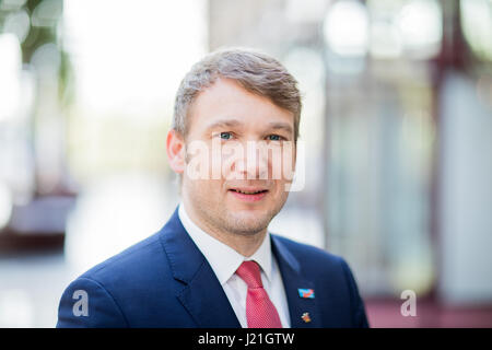 Cologne, Allemagne. Apr 23, 2017. Andre Poggenburg, membre du conseil exécutif de l'Alternative pour l'Allemagne (AfD) l'AfD et le chef de groupe parlementaire de l'état allemand de Saxe-Anhalt, vu à la convention nationale du parti à l'hôtel Maritim à Cologne, Allemagne, 23 avril 2017. Photo : Rolf Vennenbernd/dpa/Alamy Live News Banque D'Images