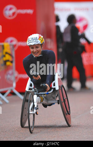 Londres, Royaume-Uni. 23 avril, 2017. Manuela Schar (SUI) de franchir la ligne d'arrivée pour remporter le marathon de Londres Virgin Money course élite en fauteuil roulant. Schar a été suivi de près sur la ligne par Amanda McGrory (USA), qui est arrivé second et par Susannah Scaroni (USA) qui est arrivé troisième. Crédit : Michael Preston/Alamy Live News Banque D'Images