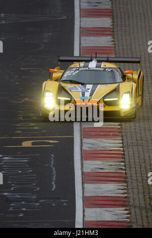 Nuerburg, Allemagne. Apr 23, 2017. Le CGS003C de l'équipe Traum Motorsport mène le domaine pendant la course de qualification pour l'ADAC Zurich course de 24 heures à la piste de course du Nurburgring en Allemagne, Nuerburg, 23 avril 2017. Photo : Thomas Frey/dpa/Alamy Live News Banque D'Images